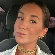 Profesora de materias de primaria para fomentar al estudiante a seguir aprendiendo